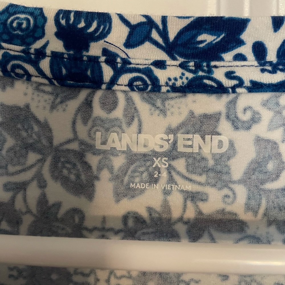 ⭐️ Land’s End Tank Top - Picture 2 of 3